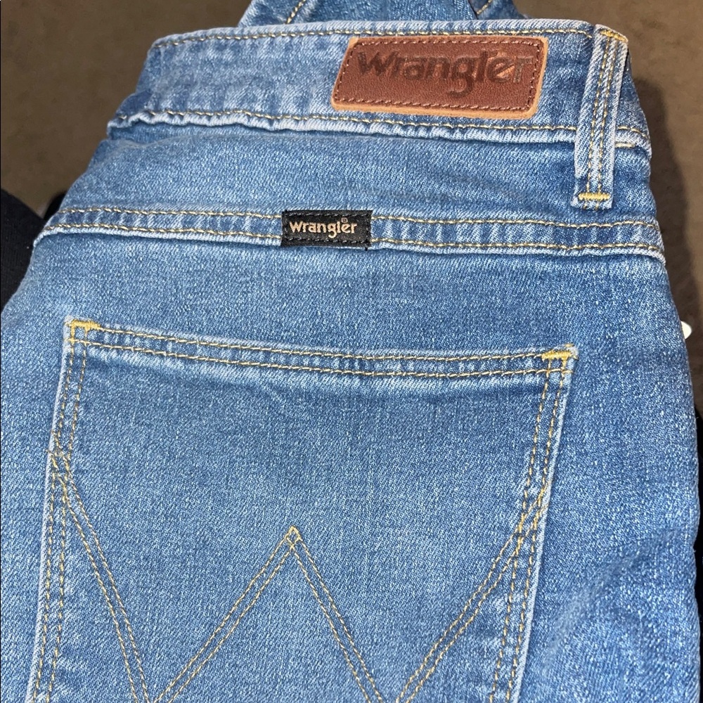 Wrangler Women's Straight-Leg Jeans in Ocean Medium Wash, size 10x32 NWT - Picture 4 of 5
